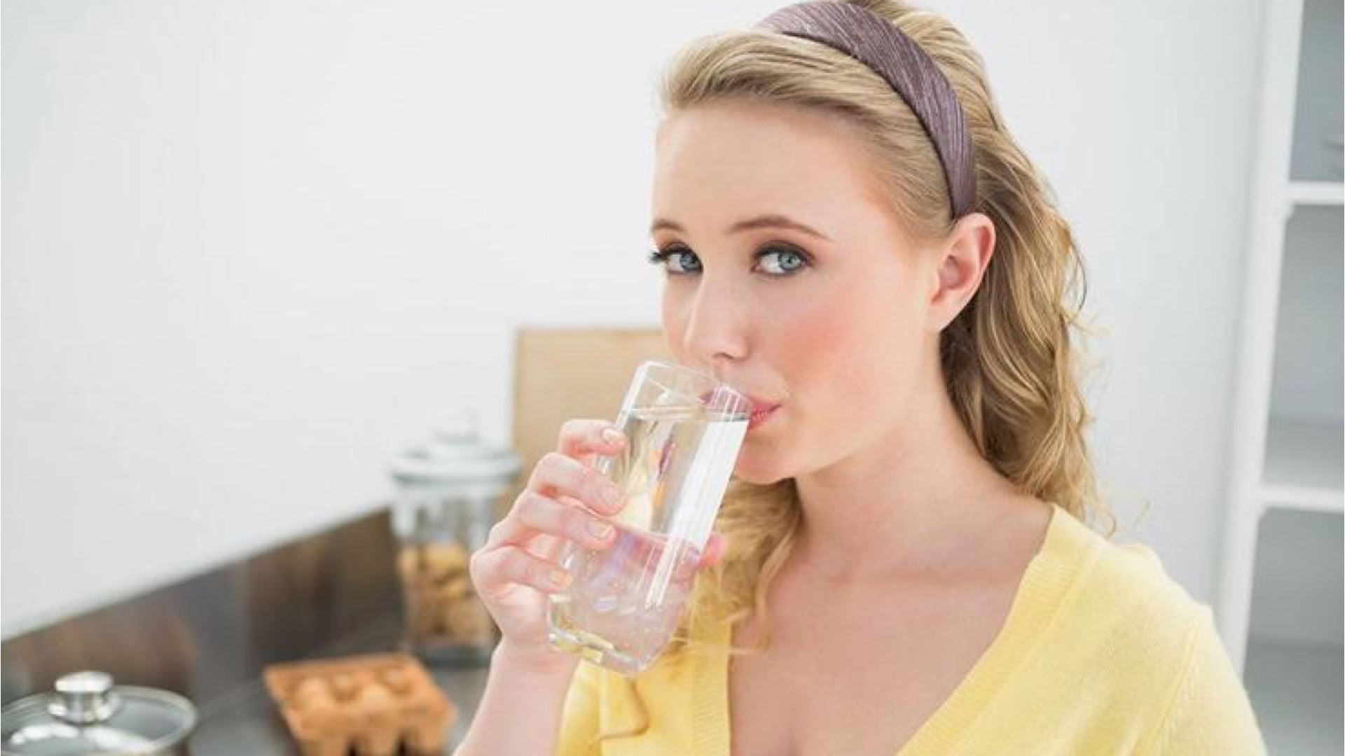 Мало пьет воды что делать. Пить воду с едой. Девушка пьет воду перед едой. Девушка со стаканом воды. Девушка пьет воду.